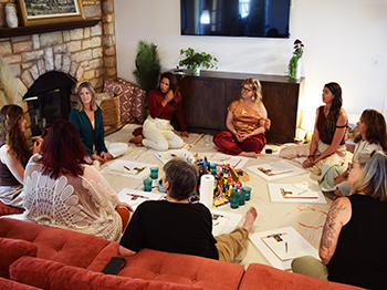 art-therapy-circle-at-luxury-wellness-retreat-for-women-southern-california