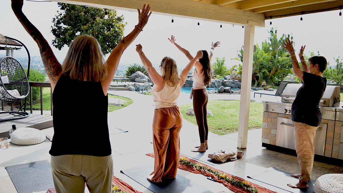 retreat-wellness-luxury-for-women-meditating-and-yoga-therapy